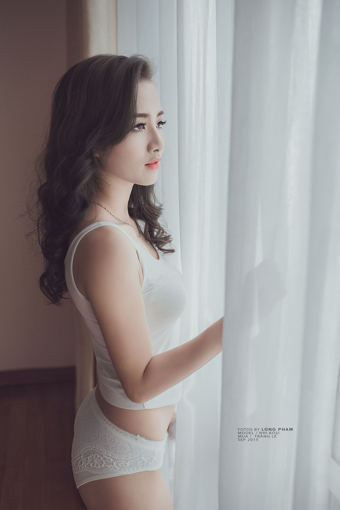 脱了她裙子摸进她的内裤里亲吻